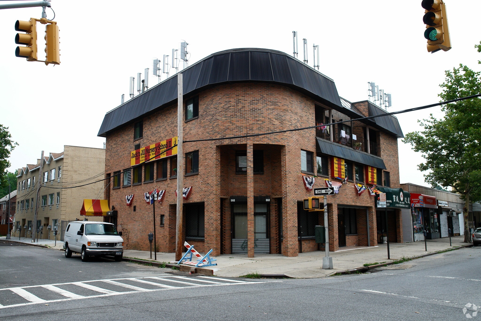 6805 Fresh Meadow Ln, Fresh Meadows, NY for lease Primary Photo- Image 1 of 2