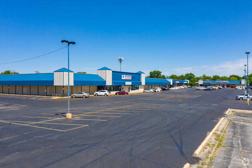 4105-4121 Denton Hwy, Haltom City, TX for lease - Building Photo - Image 3 of 11