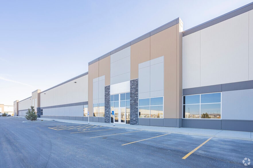 300 Aero Link NE, Calgary, AB for lease - Primary Photo - Image 1 of 4