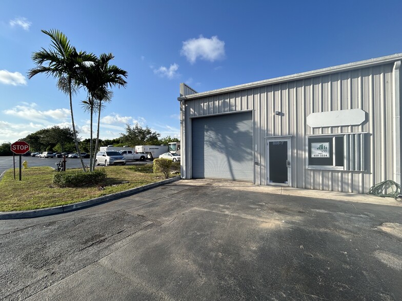 802 Old Dixie Hwy, West Palm Beach, FL for lease - Building Photo - Image 2 of 14