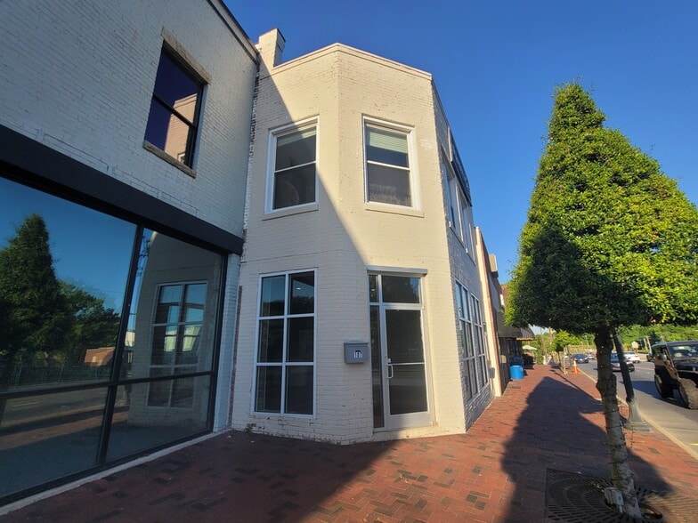 107-109 E Charlotte Ave, Mount Holly, NC for lease - Building Photo - Image 1 of 15