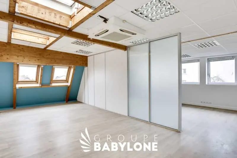 Office in Suresnes for lease - Building Photo - Image 2 of 12