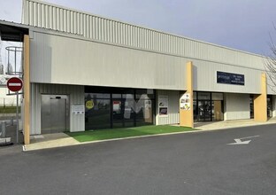 Flex in Les Ulis for lease Building Photo- Image 1 of 3