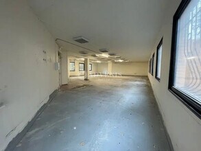 Office in Jouy-en-Josas for lease Interior Photo- Image 1 of 8