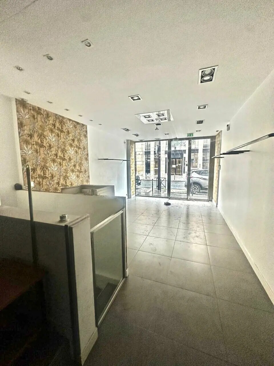 Retail in Paris for lease Interior Photo- Image 1 of 5