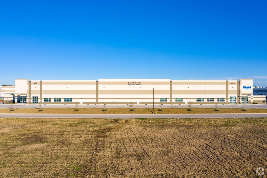 5035 Eisenhauer Rd, San Antonio, TX for lease - Building Photo - Image 3 of 28