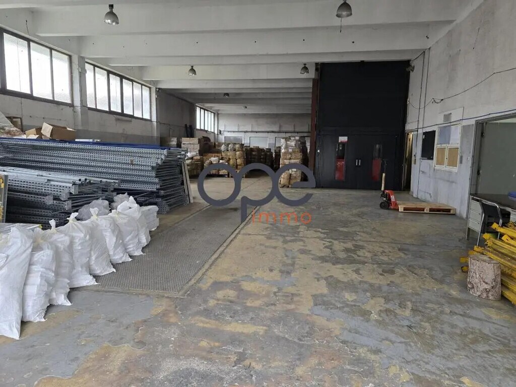Location Entrepôt 2 228 m² - Photo 1