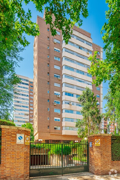Multifamily in Madrid, Madrid for sale - Primary Photo - Image 1 of 2