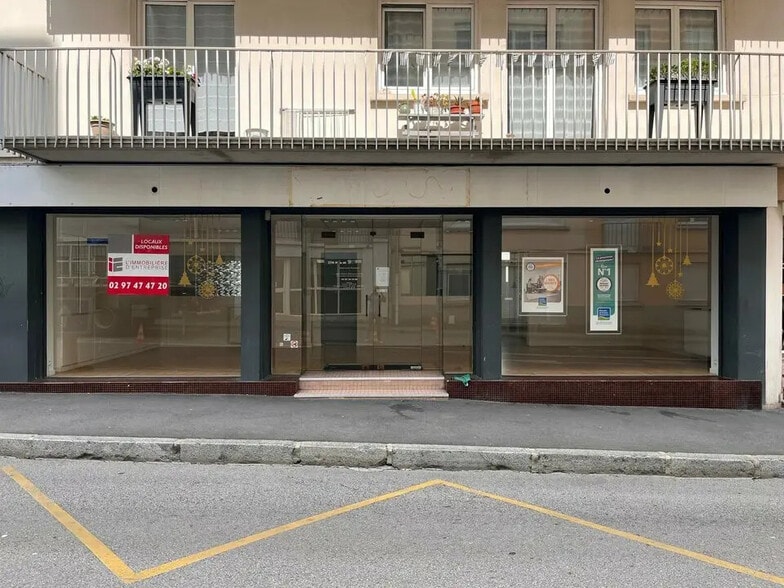 Retail in Vannes for lease - Building Photo - Image 3 of 3