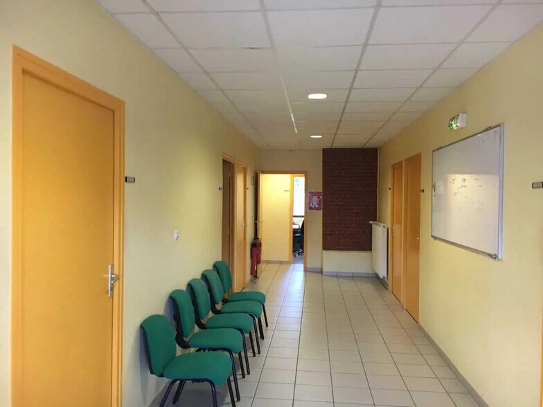 Office in Saint-Quentin for lease - Building Photo - Image 3 of 4