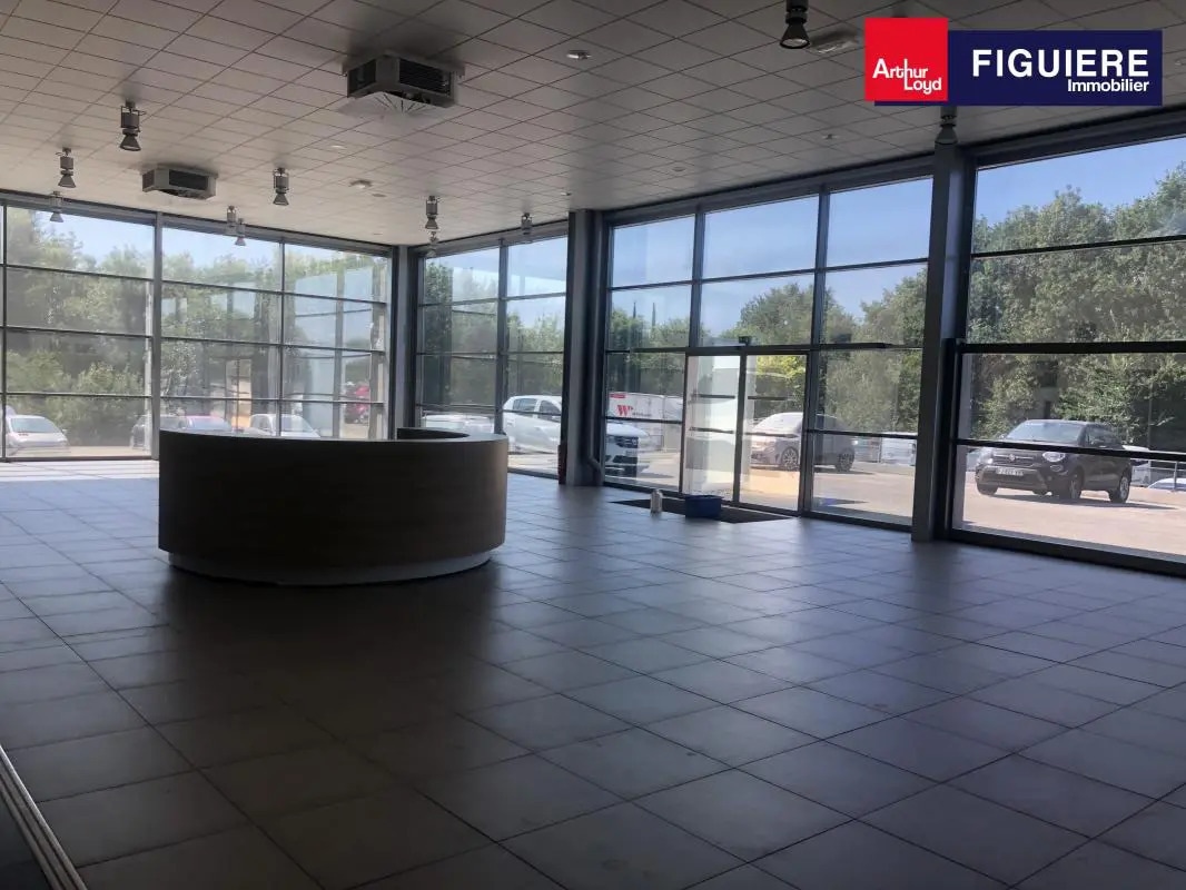 Retail in Salon-de-Provence for lease Building Photo- Image 1 of 13