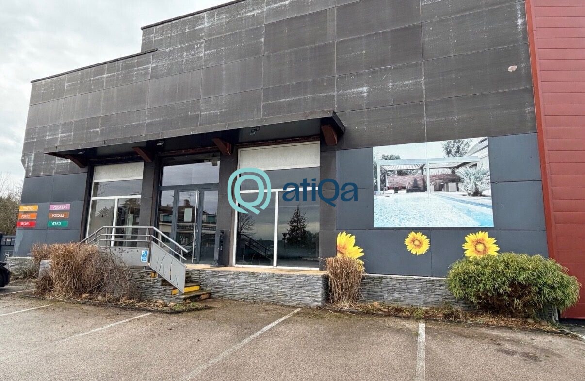 Retail in Saint-Rémy for lease Building Photo- Image 1 of 13