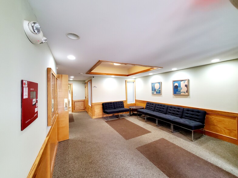 2464 Massachusetts Ave, Cambridge, MA for lease - Interior Photo - Image 2 of 5