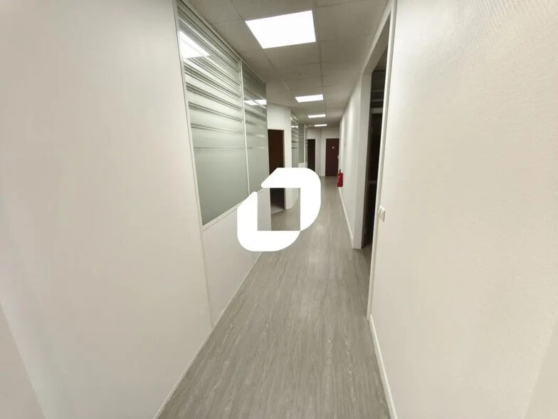 Office in Noisy-le-Grand for lease - Interior Photo - Image 3 of 9