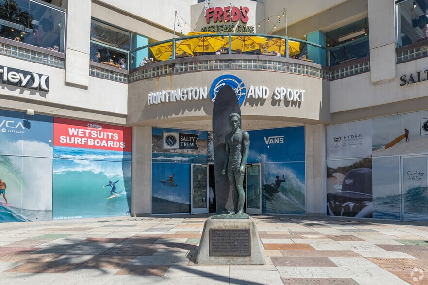 300 Pacific Coast Hwy, Huntington Beach, CA for lease - Building Photo - Image 2 of 9