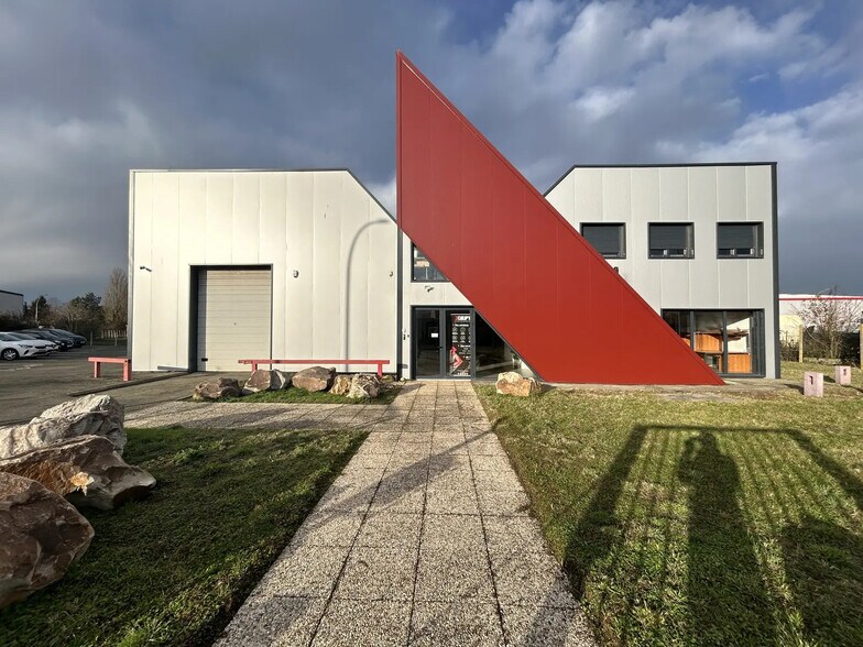 Retail in Dreux for lease - Building Photo - Image 1 of 8