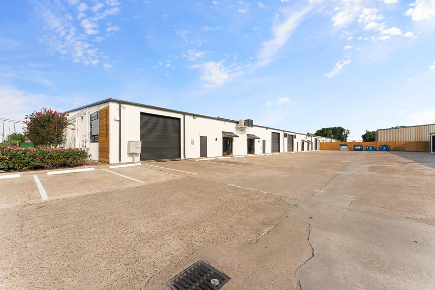 5707-5709 Gardendale Dr, Houston, TX for lease - Building Photo - Image 3 of 15