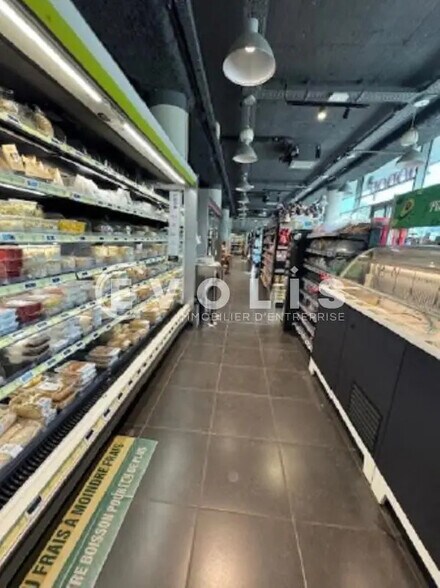 Office in Nanterre for lease - Interior Photo - Image 2 of 3