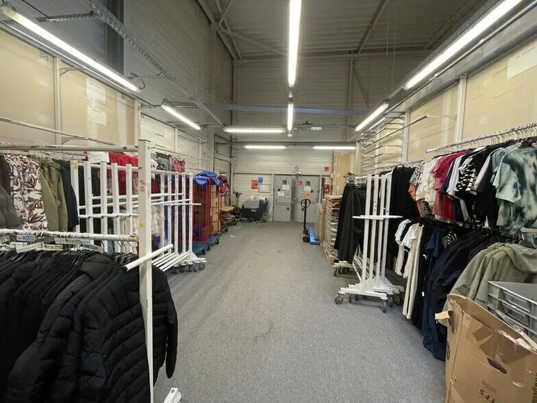 Retail in Chambly for lease - Interior Photo - Image 2 of 4