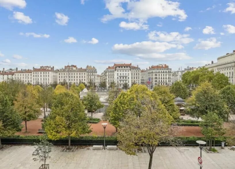 Office in Lyon for sale - Aerial - Image 3 of 13