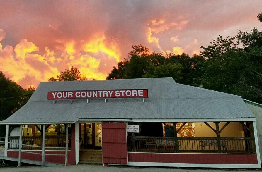 28 Main St, Hollis Center, ME 04042