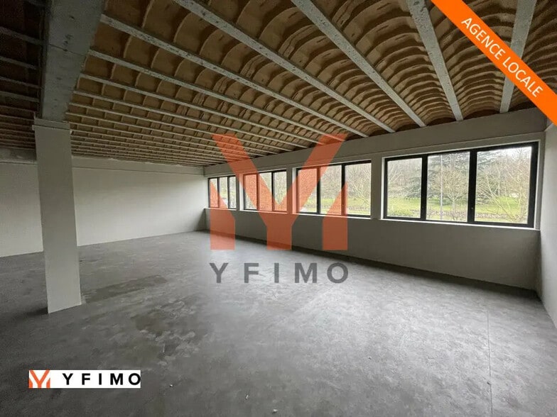 Office in Aubergenville for lease - Interior Photo - Image 1 of 3