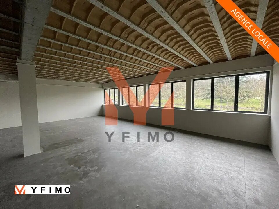 Office in Aubergenville for lease Interior Photo- Image 1 of 4