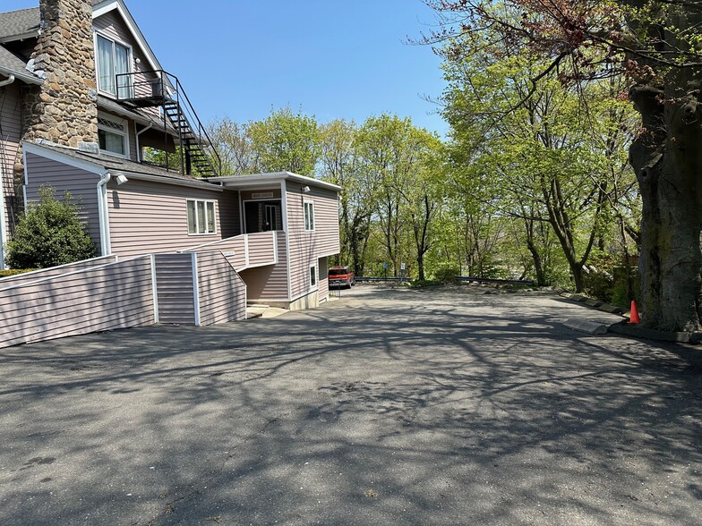 12 Elmcrest Ter, Norwalk, CT for lease - Building Photo - Image 3 of 18