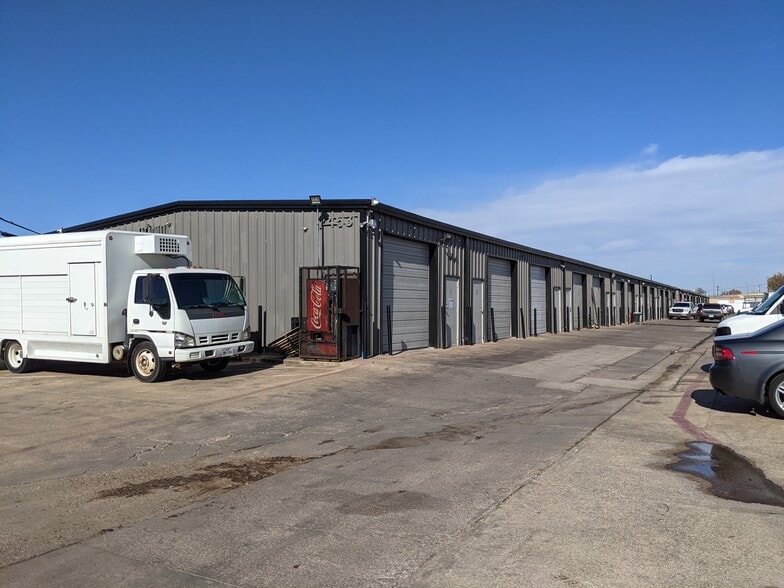 2453 Glenda Ln, Dallas, TX for lease - Building Photo - Image 2 of 9