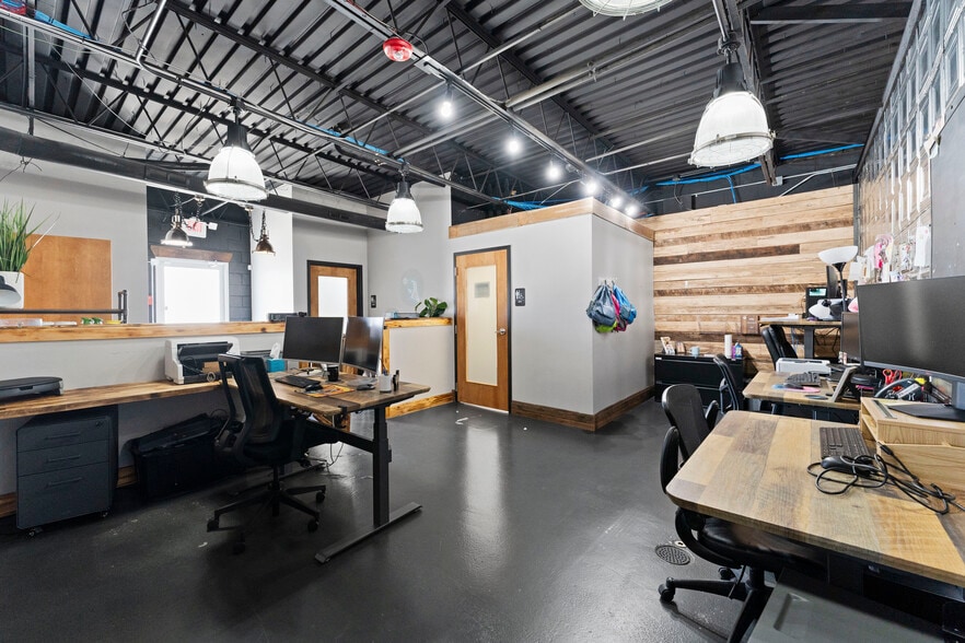 823 Chadwick St, Indianapolis, IN for sale - Interior Photo - Image 3 of 13