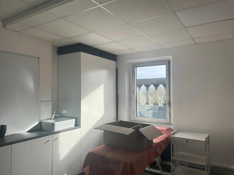 Office in Bordeaux for lease - Building Photo - Image 3 of 21