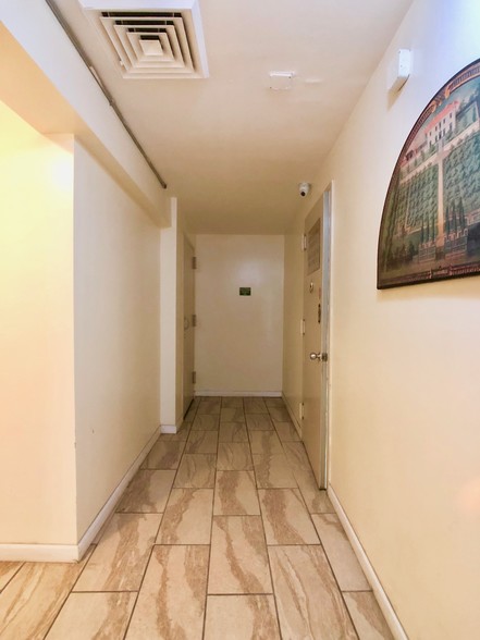 310 E 15th St, New York, NY for lease - Lobby - Image 2 of 5