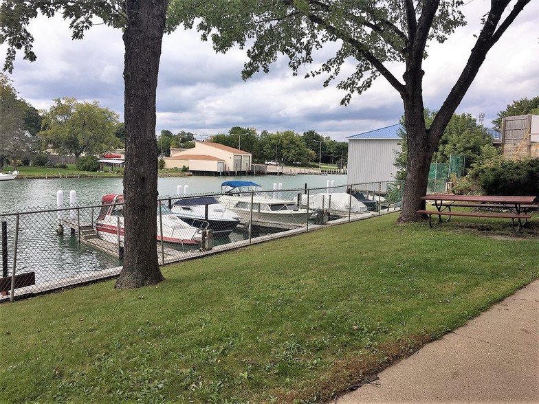 805 10th Ave, Port Huron, MI for lease - Building Photo - Image 2 of 2