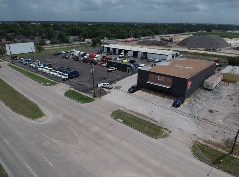 1641 Federal Rd, Houston, TX for sale - Building Photo - Image 1 of 1