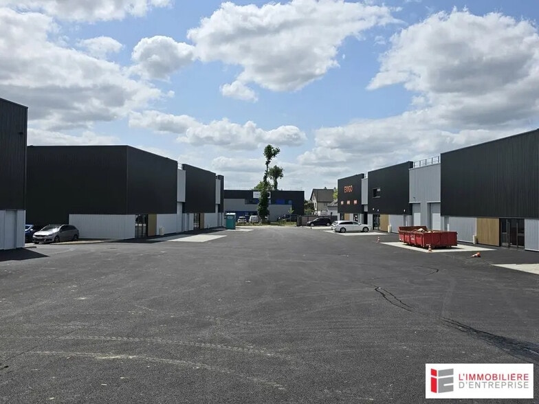 Flex in La Chapelle-des-Fougeretz for sale - Building Photo - Image 2 of 5