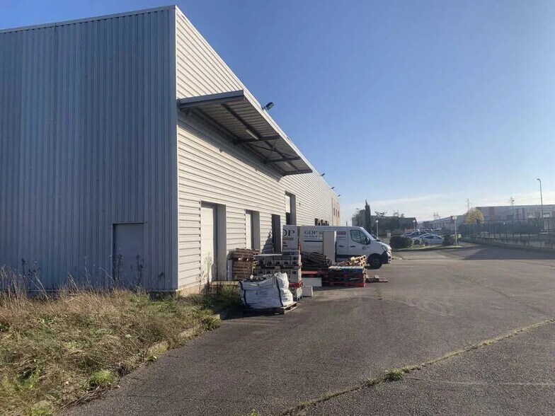 Office in Meyzieu for lease - Building Photo - Image 3 of 6