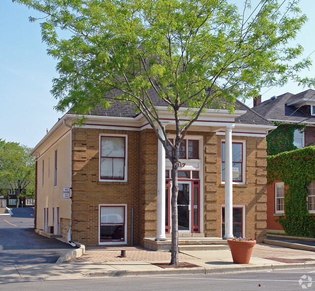 117-121 W. Wesley St, Wheaton portfolio of 2 properties for sale on LoopNet.com - Building Photo - Image 1 of 10