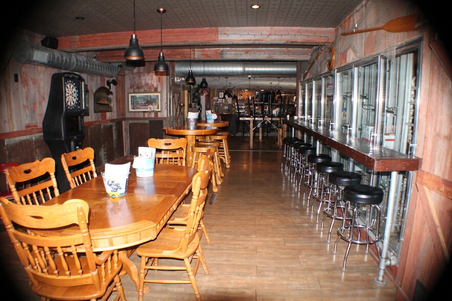 N51W34950 E Wisconsin Ave, Okauchee, WI for lease - Interior Photo - Image 2 of 10