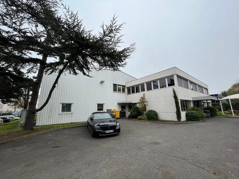 7-11 Rue De L'Equerre, SAINT-OUEN-L'AUMONE for lease - Building Photo - Image 3 of 18