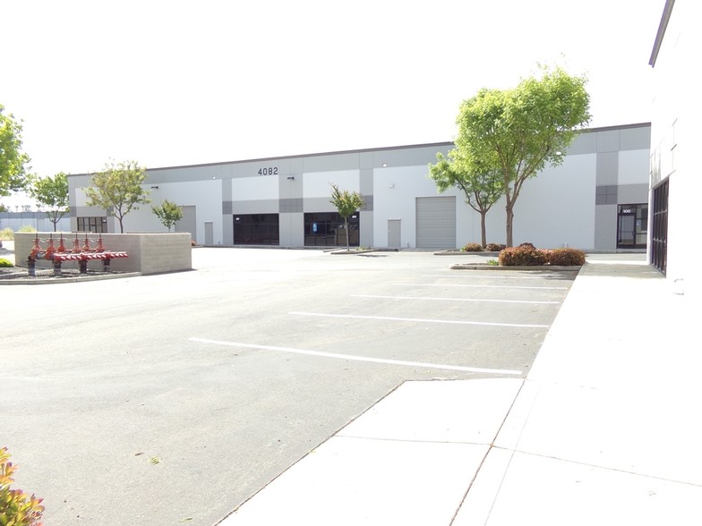 4092 Metro Dr, Stockton, CA for lease - Building Photo - Image 2 of 5