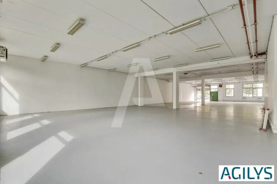 Flex in Les Ulis for lease - Interior Photo - Image 2 of 6