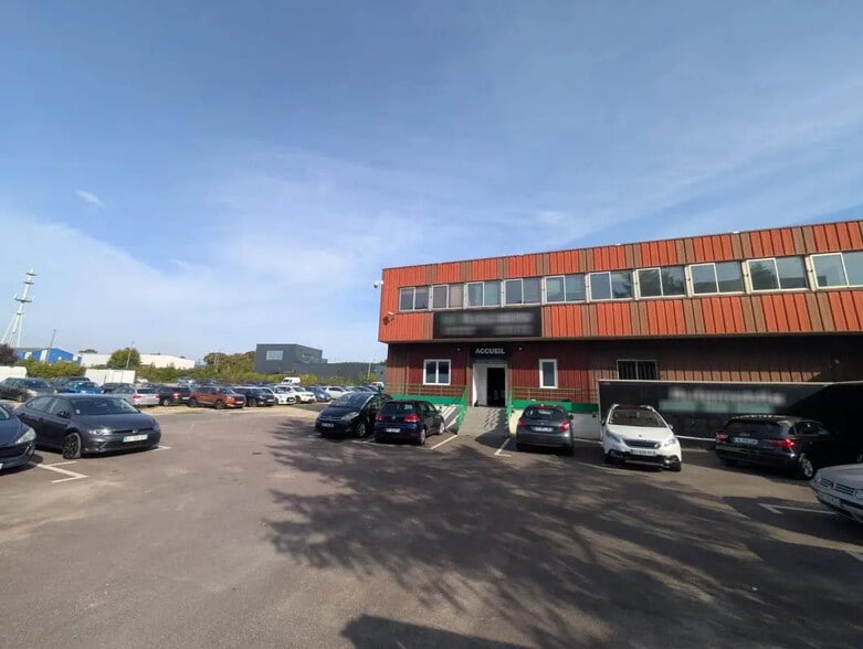 Flex in Porcheville for lease - Building Photo - Image 1 of 10