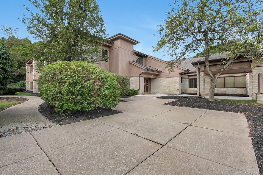 8080 Ravines Edge Ct, Columbus, OH for lease - Building Photo - Image 2 of 6