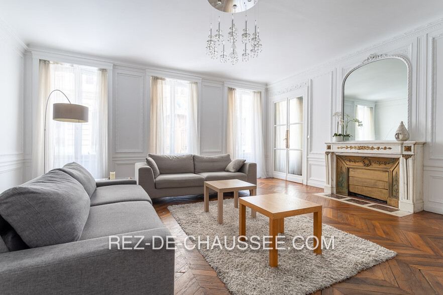 Multifamily in Paris for sale - Interior Photo - Image 2 of 3
