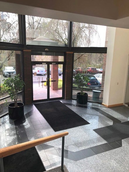 999 Oronoque Ln, Stratford, CT for lease - Lobby - Image 2 of 7