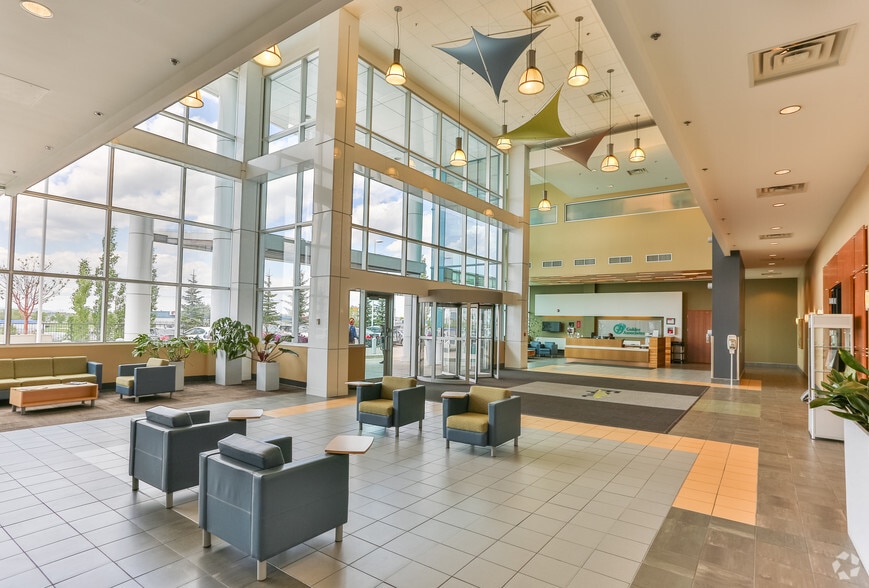 2535 3rd Ave SE, Calgary, AB for sale - Lobby - Image 3 of 9