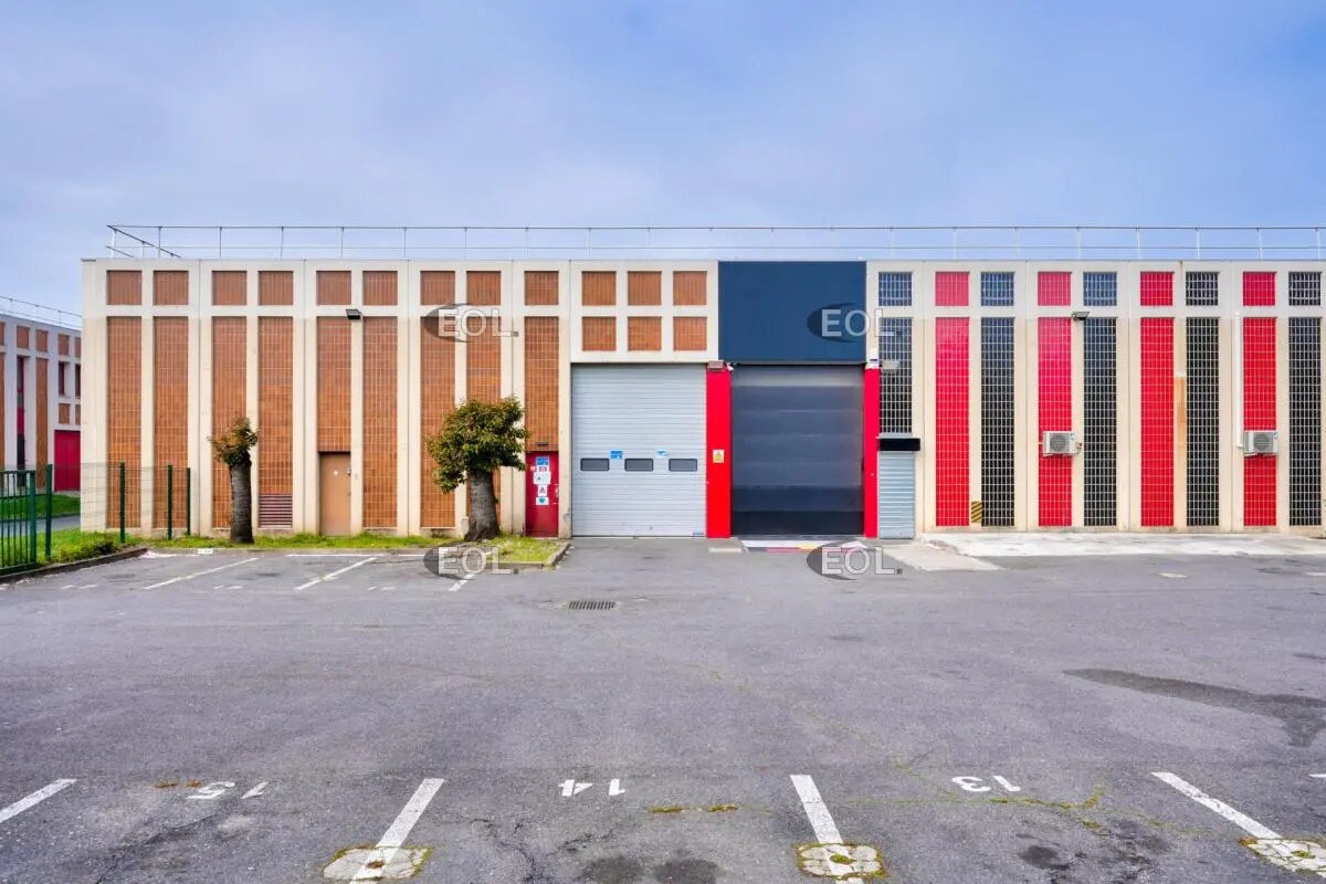 Flex in Éragny for lease Building Photo- Image 1 of 21