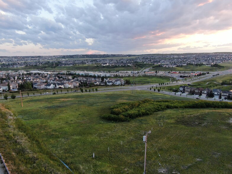 180 Evansview Rd NW, Calgary, AB for sale - Building Photo - Image 1 of 5