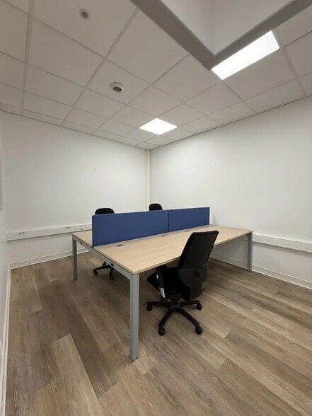 Retail in Paris for lease - Interior Photo - Image 2 of 13