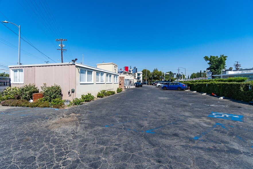 13651 Oxnard St, Van Nuys, CA for lease - Building Photo - Image 2 of 32